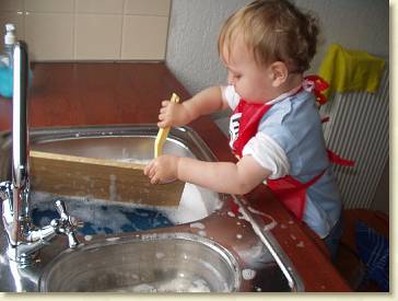 20051120-03 Afwassen met papa